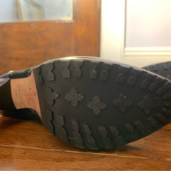 Black Oscar De La Renta Heeled Boots. Very comfortable barely worn. Size 38.5 - Picture 9 of 11